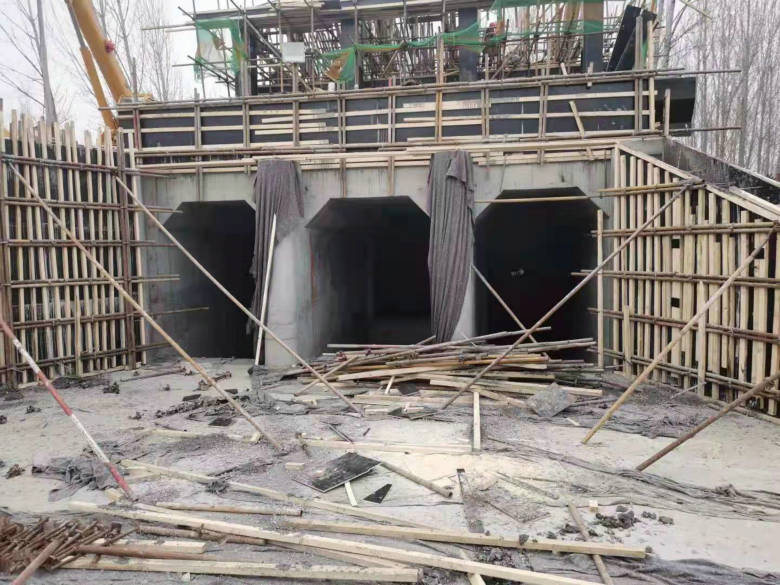 ���̰���